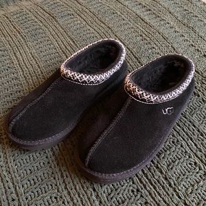 UGG Big Kids’ Tasman ll Slippers, black, size 2